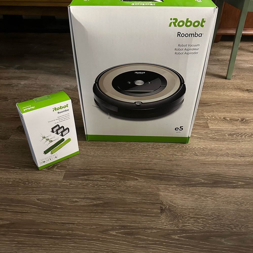 New Roomba e5 with extra  filter and brush kit